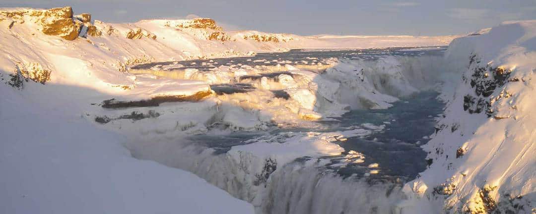 Ridresa på islandshäst längs den majestätiska kanjonen Brúarhlöð där mjölkvitt smältvatten från glaciärerna
