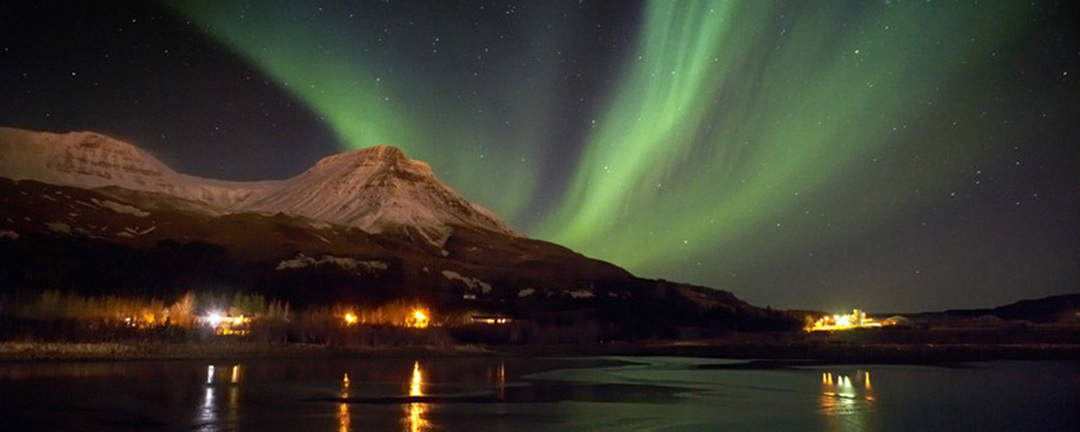 Norrsken som dansar på den kolsvarta natthimlen på Island