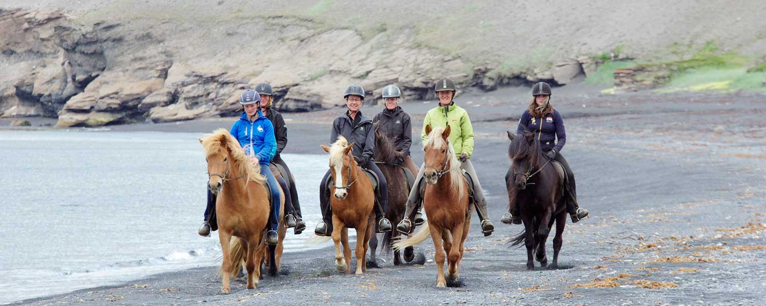 Rider längs kusten och njuter av fantastisk utsikt över horisonten
