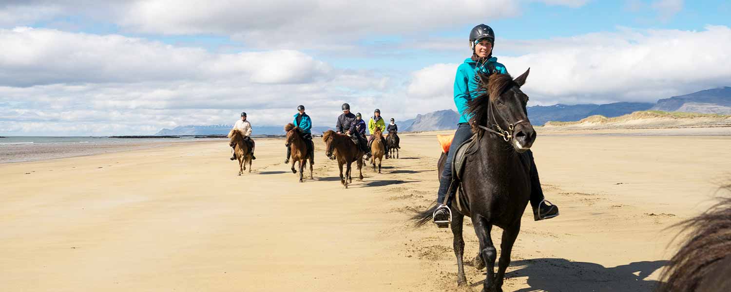 Rider på den välkända stranden Löngufjörur på Island