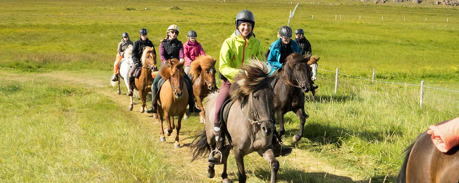 Ungdomar rider på islandshästar till Snaefellsnes