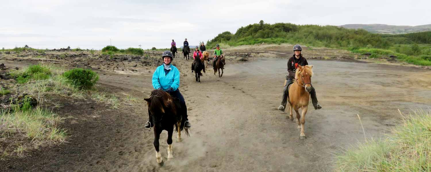 Underbar ridresa med islandshästar på Island