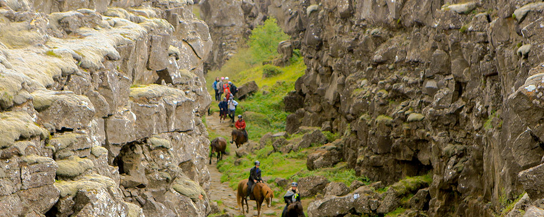 Rider islandshäst i ravinen mellan den nordamerikanska och den eurasiska kontinentalplattan