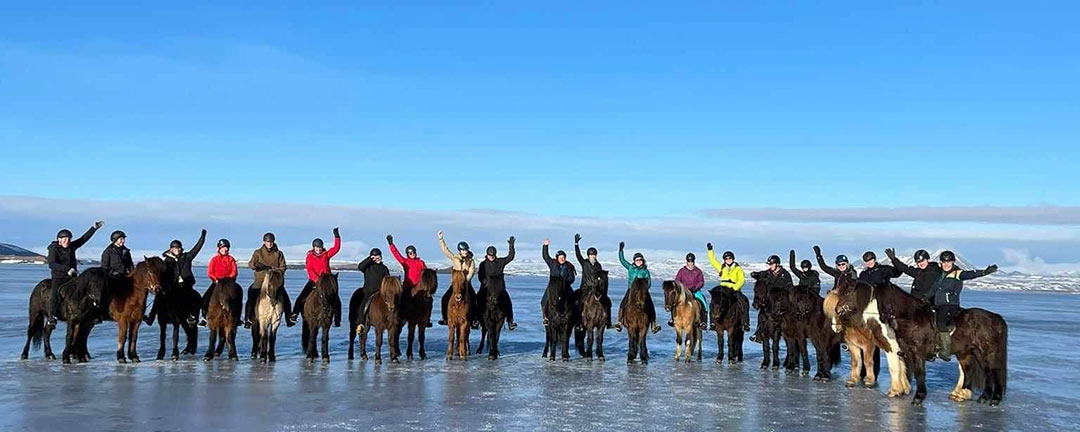 Ridresa på Island med ryttare på Myvatn